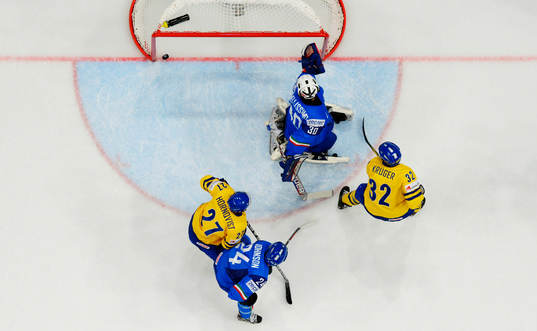 Marcus Krüger, Sverige, gör 0-1 bakom Daniel Bellissimo,