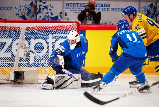 Gabriel Landeskog, Sverige, skjuter in 0-4 bakom Daniel