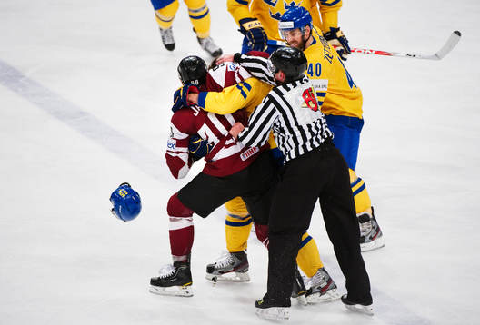 Koba Jass, Lettland, ger sig på Erik Karlsson, Sverige