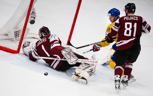 Nicklas Bäckström, Sverige, är nära att göra mål på