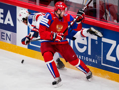Lars Erik Spets, Norge, tacklas av Yevgeni Biryukov,