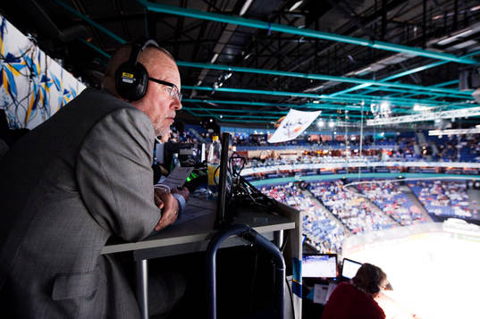 Leif Boork kommenterar för TV4 / Canal+ semifinalen mellan