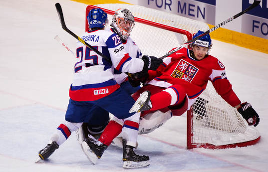 Marek Hovorka, Slovakien, trycker till Michael Frolik,