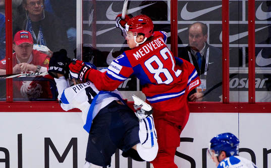 Antti Pihlström, Finland, tacklas av Yevgeni Medvedev,