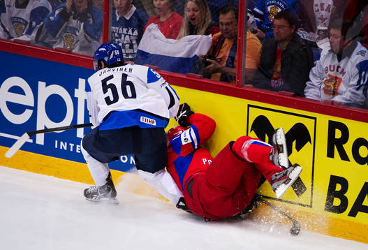 Joonas Järvinen, Finland, tacklar Yevgeni Malkin,