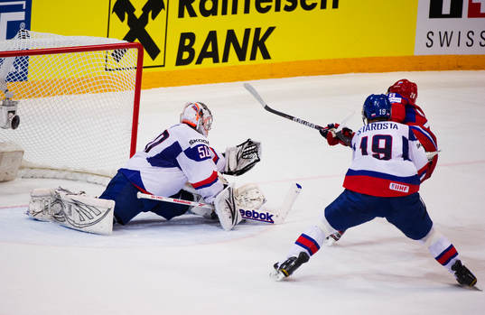 Alexander Syomin, Ryssland, skjuter in 4-1 bakom Jan Laco,