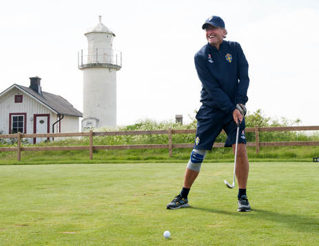 Delar av landslaget spelar golf, Förbundskapten Erik