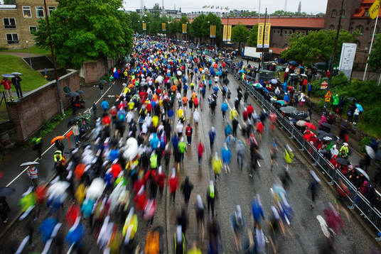Löparna startar i Stockholm Marathon. Start, genre