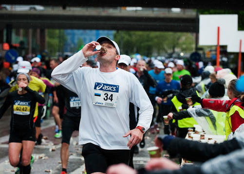 En löpare dricker sportdryck i en vätskekontroll