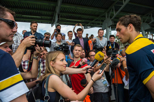 Johan Elmander pratar med media