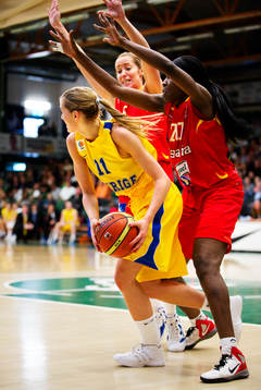 Martina Stålvant, Sverige, utmanas av Marta Fernandez och