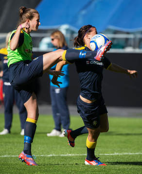 Emma Berglund, hög spark mot Lotta Schelin, Sverige