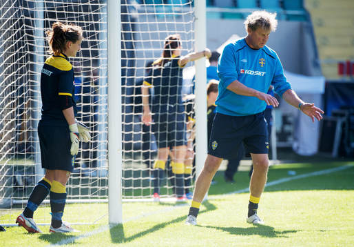 Mikael Olsson, målvaktstränare instruerar Sofia Lundgren,
