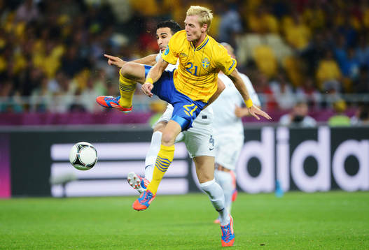 Christian Wilhelmsson, Sverige, i en duell med Adil Rami,