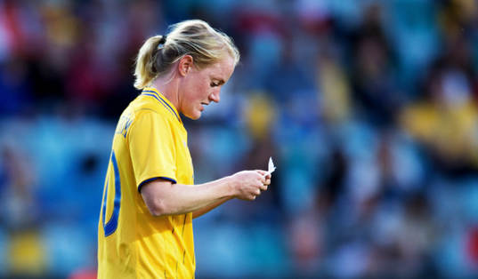 Marie Hammarström, Sverige, läser instruktioner från