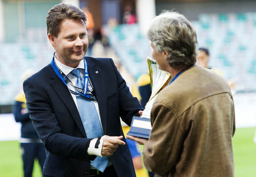 Anders Gustafsson, VD Volvo, delar ut förstapriset till