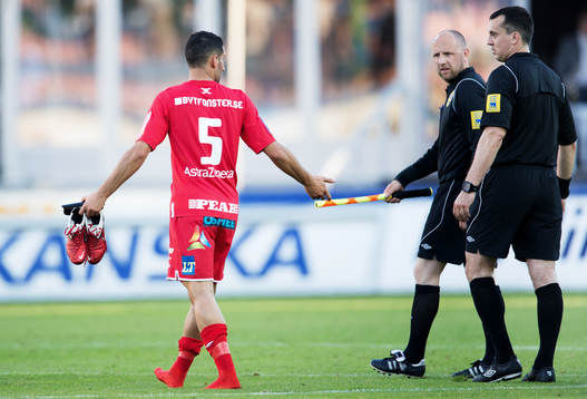 David Durmaz, Assyriska, är framme och pratar med domare