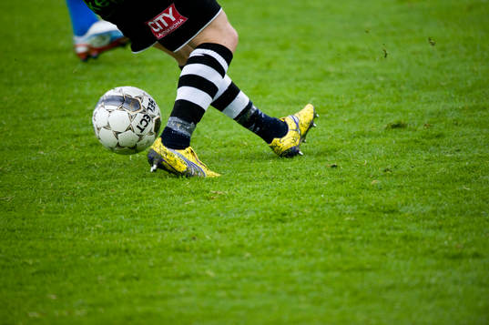 Fot, boll, fotboll, gräs, fotbollsskor, fotbollsstrumpor,