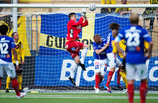 Kevin Stuhr Ellegaard, målvakt, Elfsborg, tappar bollen i