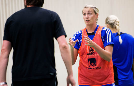 Johanna Alm, pratar med Pär Johansson, förbundskapten