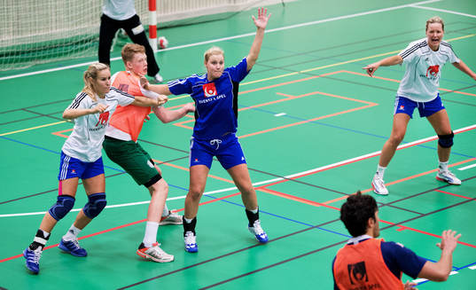 Annika Wiel Fredén och Ida Odén försvarar mot killa