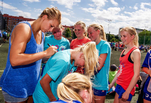 Isabelle Gulldén, Partille Cup 2012, skriver autografer