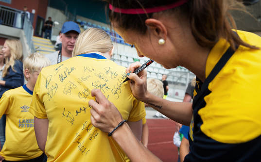 Lotta Schelin, Sverige, skriver autografer