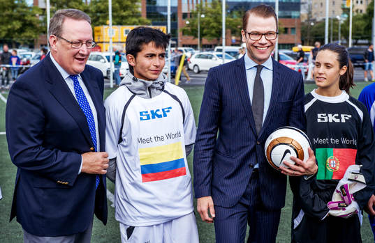 Prins Daniel med spelare i Meet The world