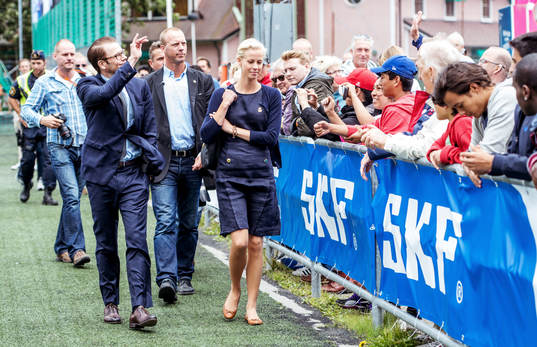 Prins Daniel vinkar åt publiken