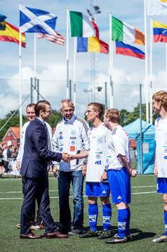 Prins Daniel hälsar på spelare i Grunden Bois som spelar