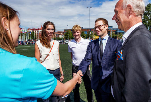 Prins Daniel hälsar på Sanna Källström, projektledare