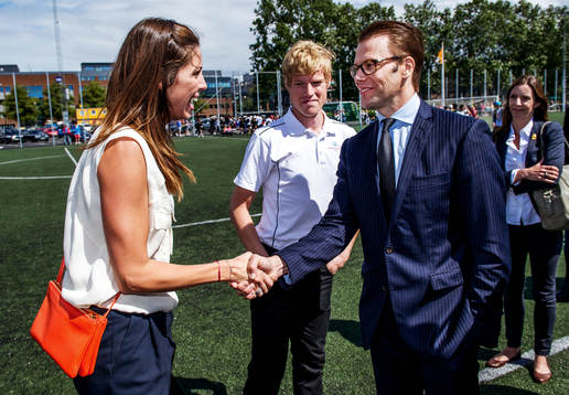 Prins Daniel hälsar på Erica Källström, konceptansvarig