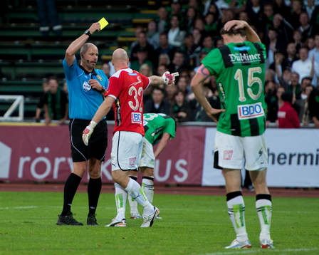 Domare Martin Hansson dömer straff för Häcken, och ger