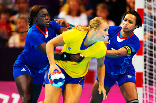 Claudine Mendy och Allison Pineau, Frankrike, håller i