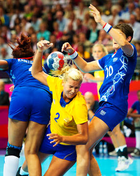 Ulrika Ågren, Sverige, stoppas av Nina Kamto Njitam och