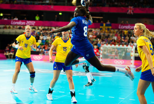 Claudine Mendy, Frankrike, tar sig igenom det svenska