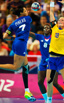 Allison Pineau, Frankrike, passar bollen
