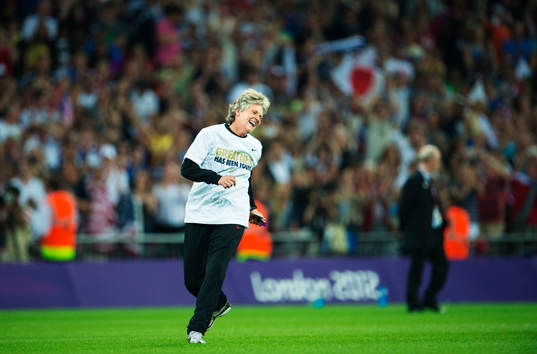 Pia Sundhage, tränare, USA, dansar och hoppar på planen i