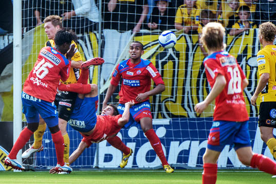 Alejandro Bedoya, Helsingborg, gör 0-1 med en cykelspark