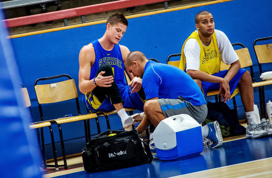 Jonas Jerebko, Sverige, får sin fot avlindad