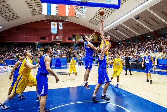 Jonas Jerebko, Sverige, lägger bollen mot korgen