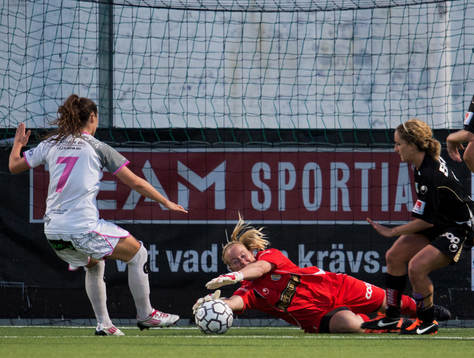 Kristin Hammarström, målvakt Göteborg räddar ett