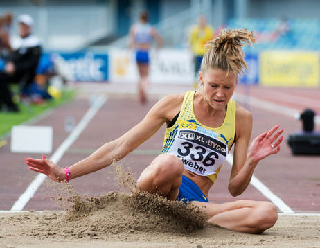 Ebba Jungmark står över höjdhopp och testar tresteg
