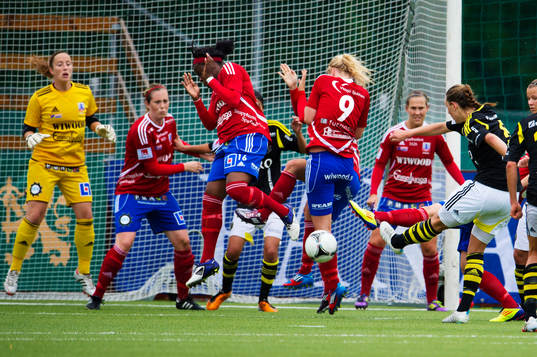 Danesha Adams och Emma Sjödahl, Vittsjö, täcker skott