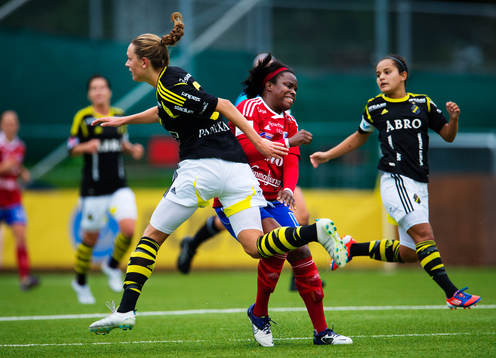 Stephanie Wroblewski, AIK, blir skadad när hon kolliderar