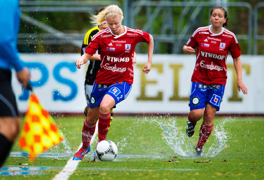 Emma Sjödahl, Vittsjö, försöker att kontrollera bollen
