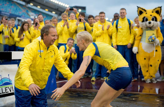 Carolina Klüft gör sin sista tävling och får bada i