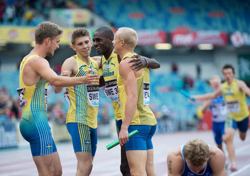 Det svenska laget vinner 4x400 meter
