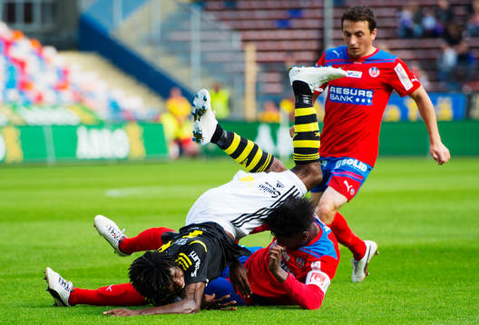 Mohamed Bangura, AIK, stoppas av Joseph Baffo, Helsingborg
