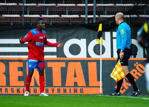 David Accam, Helsingborg, protesterar mot att hans andra